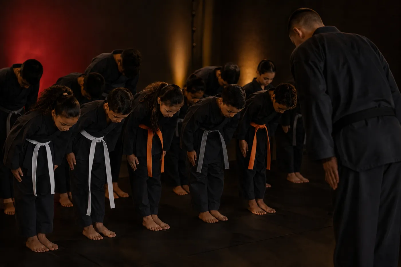 Turma infantil de Hapkido em saudação ao instrutor